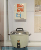 企画展示の様子。ジャウィの雑誌の炊飯器の広告（1962年）とその現物が展示されている（筆者提供）