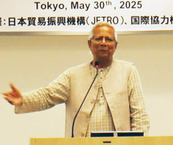 講演するユヌス氏。会場には関係者含め約300人が出席した＝５月30日、東京都内のジェトロ本部（ＮＮＡ撮影）