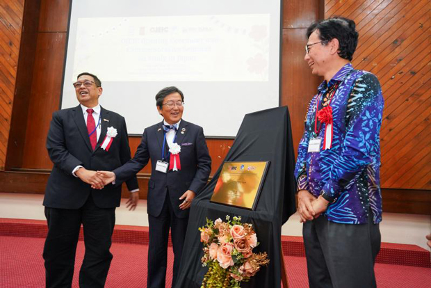 岡山大学日本留学情報センター（ＯＪＥＩＣ）マレーシア事務所の開所式に出席した四方大使（右から１人目）、岡山大学の那須学長（同２人目）、ＵＰＭのアフマド副学長＝５月16日、スランゴール州（岡山大学提供）