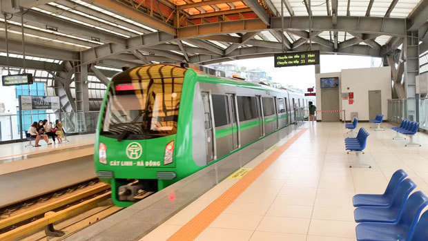 ハノイメトロは、メトロ２Ａ号線の各駅で故障や損壊した設備や施設の修復状況を発表した＝ハノイ、22年５月