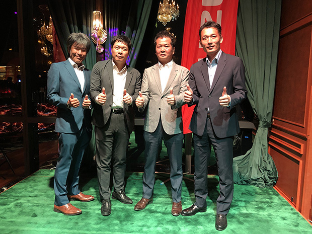いすゞマレーシアの山口社長兼ＣＥＯ（右から２人目）、工藤ＣＯＯ（同１人目）、十川前ＣＯＯ（同３人目）、縫島雅司ＣＯＯ（商用車部門）＝３日、クアラルンプール（ＮＮＡ撮影）