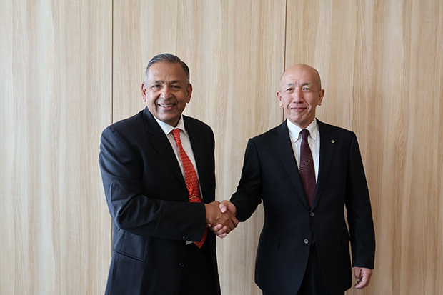追加出資で合意した愛知製鋼の後藤尚英社長（右）とバルドマンのジャイン社長（愛知製鋼提供）