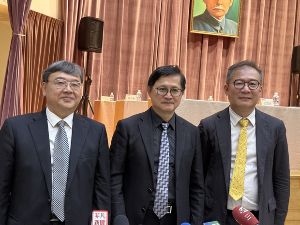 （右から）和碩の鄭光志共同執行長、童子賢董事長、トウ国彦共同執行長＝６日（中央通信社）