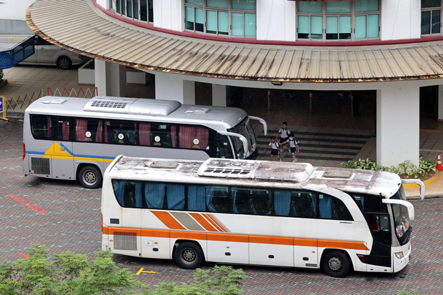 教育省は、スクールバスの運営会社が外国人運転手の採用枠を一時的に拡充することを認める特別措置を2026年11月まで延長する（PHOTO: LIANHE ZAOBAO）