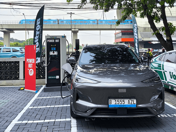 ジーリーのＥＶ「ＥＸ５」と「ボルトロン（Voltron）」の充電ステーション（ジーリー・オート・インドネシア提供）