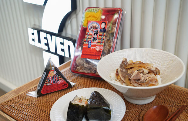 11日発売の「牛丼」（右）と「鶏五目おにぎり」（コリアセブン提供）