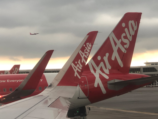 クアラルンプール国際空港（ＫＬＩＡ）に駐機するエアアジアの航空機＝スランゴール州（ＮＮＡ撮影）