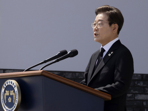６日、ソウルで開かれた「顕忠日」の政府式典で演説する韓国の李在明大統領（共同）
