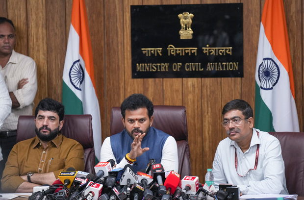 ナイドゥ民間航空相（中央）は14日に記者会見を開き、エア・インディア機墜落事故の原因究明でハイレベル委員会の設立を発表した＝首都ニューデリー（ＰＴＩ）