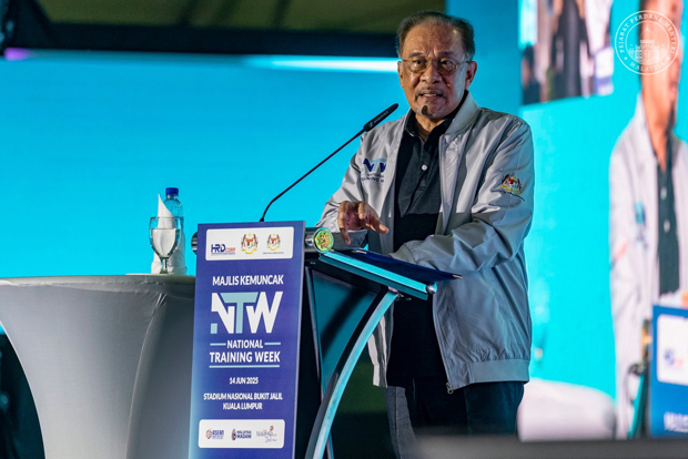 「国家研修ウイーク（ＮＴＷ）2025」の始動式でスピーチするアンワル首相＝14日、クアラルンプール（アンワル氏の公式フェイスブックより）