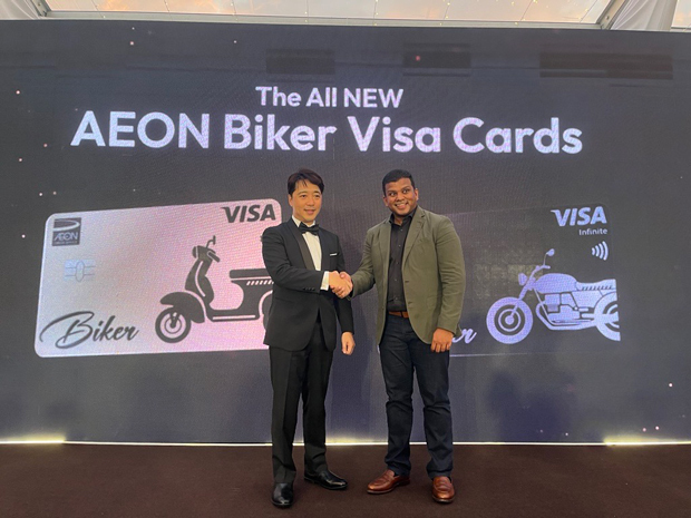 「イオン・バイカー・ゴールド・ＶＩＳＡカード」「イオン・バイカー・インフィニット・ＶＩＳＡカード」の発行開始イベントに出席したイオンクレジットサービス（マレーシア）の前田社長（左）＝17日、クアラルンプール（ＮＮＡ撮影）