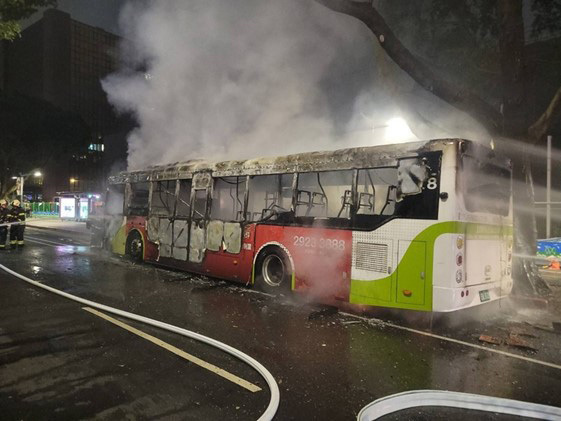出火事故があったバス＝16日、台北（中央通信社）