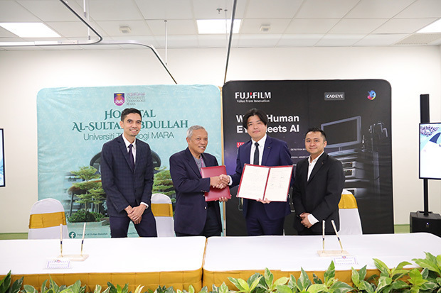マラ工科大学と消化器内視鏡検査の専門家育成で合意の覚書を交わしたフジフイルム・マレーシアの荒金氏（右から２人目）（フジフイルム・マレーシア提供）