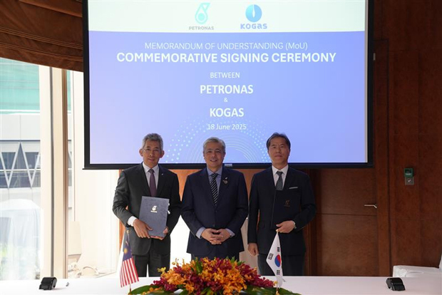 ペトロナスと韓国ガス公社（ＫＯＧＡＳ）は、エネルギー分野の技術革新と持続可能性を推進することで合意し、覚書を締結した＝18日、クアラルンプール（ペトロナス提供）