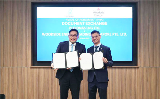 ペトロナスは、ウッドサイド・エナジーと液化天然ガス（ＬＮＧ）の売買に関する基本合意書（ＨＯＡ）を交わした＝クアラルンプール（ペトロナス提供）