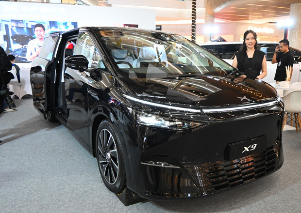 広州小鵬汽車科技（Xpeng）が７月から現地組み立て生産を始める高級ＭＰＶ「Ｘ９」＝19日、ジャカルタ特別州（ＮＮＡ撮影）