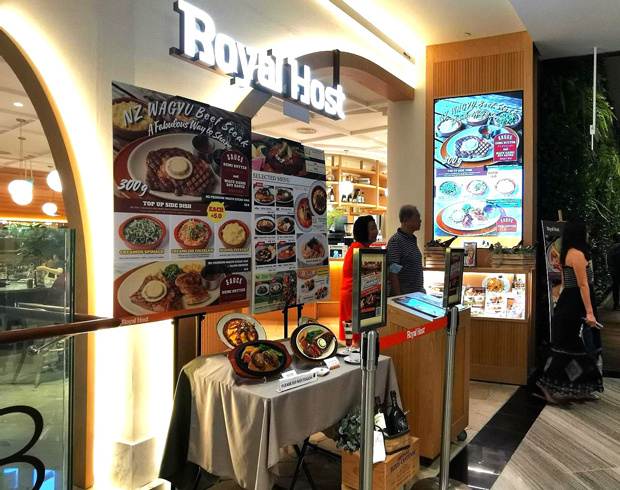 グランドオープンから間もなく１周年を迎えるロイヤルホストのシンガポール直営１号店＝23日、シンガポール東部（ＮＮＡ撮影）
