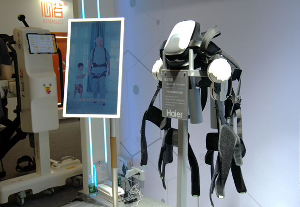 上海市で開催された介護用品・医療機器の展示会では、多くの外骨格ロボットが展示された＝12日