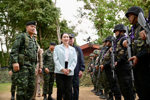 ペートンタン首相（中央）は国軍と良好な関係にあると強調している（タイ政府のウェブサイトより）