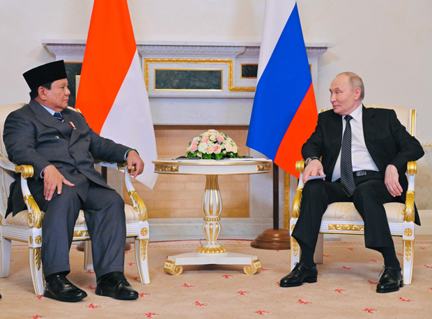 首脳会談に臨むインドネシアのプラボウォ大統領（左）とロシアのプーチン大統領＝19日、ロシア・サンクトペテルブルク（インドネシア大統領府提供）