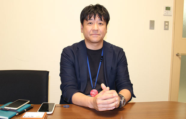 「博多やりうどん」香港出店決定の経緯などについて語る西鉄ストアの平木執行役員＝５日、福岡県筑紫野市（ＮＮＡ撮影）
