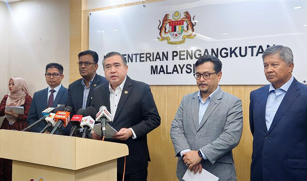 マレーシア航空委員会（ＭＡＶＣＯＭ）とマレーシア民間航空局（ＣＡＡＭ）を８月１日付で合併すると発表するローク運輸相（右から３人目）＝23日、プトラジャヤ（ＮＮＡ撮影） 