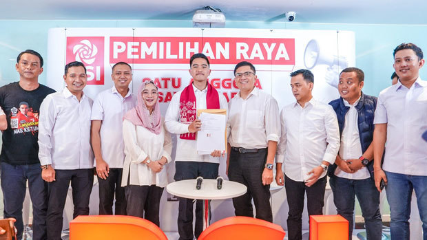 インドネシア連帯党（ＰＳＩ）の党首選挙への立候補を届け出たカエサン氏（中央、同党提供）