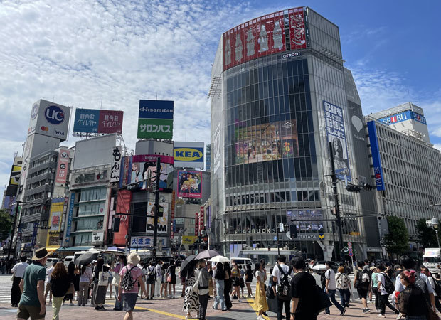 日本を訪れる中国人旅行者が増加する中、日本企業が中国で広く使われている通信アプリ「微信（ウィーチャット）」の活用を広げている。写真は外国人観光客らが行き交う渋谷のスクランブル交差点