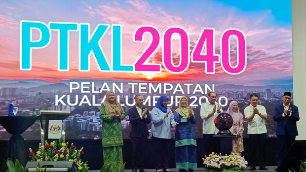 「クアラルンプール地域計画（ＫＬＬＰ、マレー語の頭文字ではＰＴＫＬ）2040」の始動式には、アンワル首相（右から４人目）らが出席した＝24日、クアラルンプール（ＮＮＡ撮影）