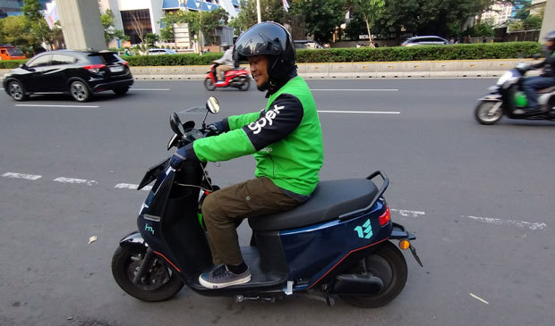 ＴＢＳエネルギウタマは「エレクトラム」の電動バイクの導入台数を向こう５年で100倍に増やす＝４月、ジャカルタ特別州（ＮＮＡ撮影）