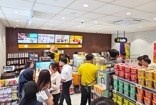 Ｅマート24のマレーシア100号店（新世界グループ提供）
