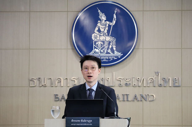 国内経済は想定よりも落ち込んでいないと説明するタイ中央銀行のサカポップ総裁補＝25日、首都バンコク（ＮＮＡ撮影）