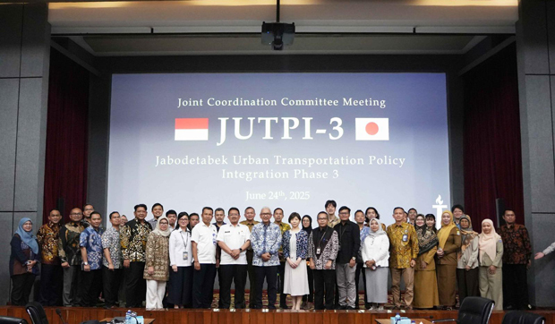 ＪＩＣＡ関係者らが出席し、「ジャボデタベック都市交通政策統合プロジェクト」に関する最終の合同会議が実施された（経済担当調整省提供）