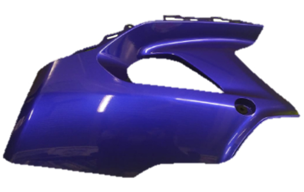 積水化学工業が生産する射出成型品の１つ、二輪車向け外装部品「カウル」（同社提供）