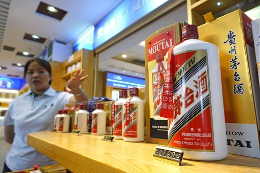 北京市内の店舗に並ぶ高級白酒「茅台酒」＝18日（共同）