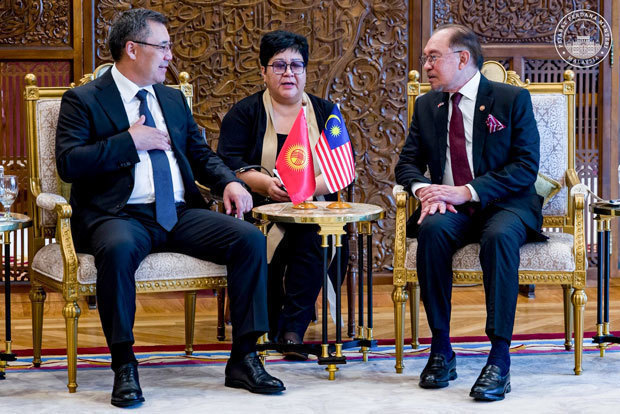 ジャパロフ大統領（左）は25日にマレーシアを訪問し、アンワル首相（右）と会談した（アンワル氏の公式フェイスブックより）