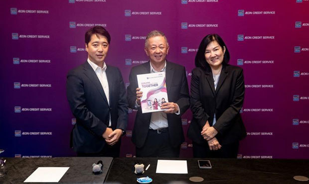 イオンバンク・マレーシアは2029年度以降の黒字化を見込むとの予想を示したイオンクレジットサービス（マレーシア）の前田社長（左から１人目）＝25日（同社提供）