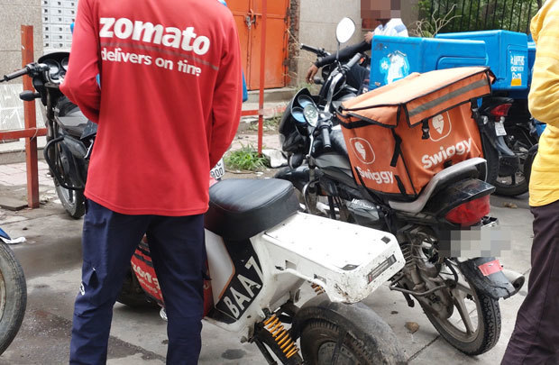 インドの料理宅配市場はゾマトとスウィッギーの２社でほぼ全てのシェアを握る＝29日、首都ニューデリー（ＮＮＡ撮影）