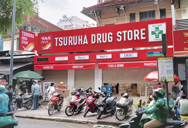 開店準備中のツルハ１号店＝25日、ホーチミン市

