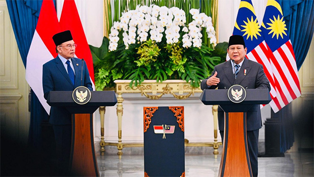 首脳会談後の共同会見に臨むインドネシアのプラボウォ大統領（右）とマレーシアのアンワル首相＝27日、ジャカルタ特別州（インドネシア大統領府提供）