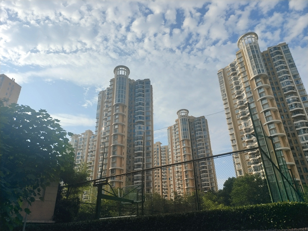 就業・収入見通しが上向かない中、住宅を中心とする中国不動産市場の回復が遅れている。市場調査会社は2025年の新築不動産販売面積の予測値を従来値から下方修正した。年後半は減少率が拡大に向かうとみている＝上海市