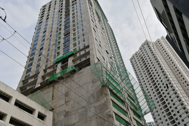 就業・収入見通しが上向かない中、住宅を中心とする中国不動産市場の回復が遅れている。市場調査会社は2025年の新築不動産販売面積の予測値を従来値から下方修正した。年後半は減少率が拡大に向かうとみている＝上海市