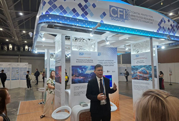 シンガポール国立大学（ＮＵＳ）の海岸保護・洪水対策の研究機関「ＣＦＩシンガポール」は、精度を高めた降雨予測システムを説明＝６月23日、シンガポール東部（ＮＮＡ撮影）