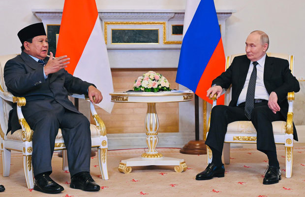 ロシアのプーチン大統領（右）と会談したプラボウォ大統領＝６月19日、ロシア・サンクトペテルブルク（インドネシア大統領府提供）
