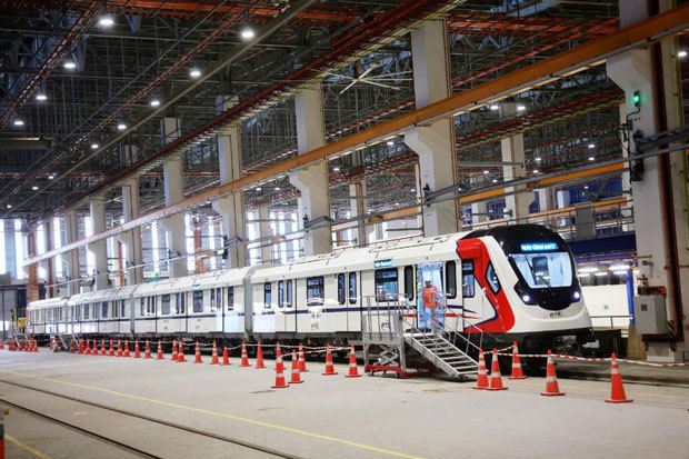 シンガポールとマレーシア南部ジョホール州を結ぶ「高速輸送システム（ＲＴＳ）リンク」の初号列車が、シンガポールの車両試験センターに納入された（ST PHOTO: KEVIN LIM）