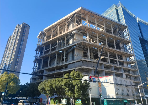 中国では大都市を中心にオフィスビルの建設が続く。入居需要が弱い中で供給は増加しており、オフィス市況は今後も下向きが広がるとみられている＝24年末、上海市
