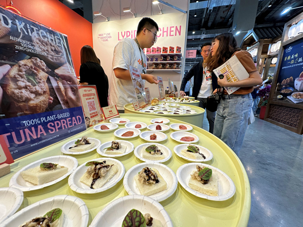 「台北国際食品展（フード台北）」では、植物性材料で作られたアイデア食品も数多く展示された＝６月25日（ＮＮＡ撮影）