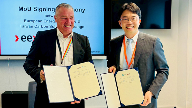 台湾炭権交易所の田建中総経理（右）とＥＥＸのピーター・ライツＣＥＯが協力覚書を締結した（台湾炭権交易所リリースより）