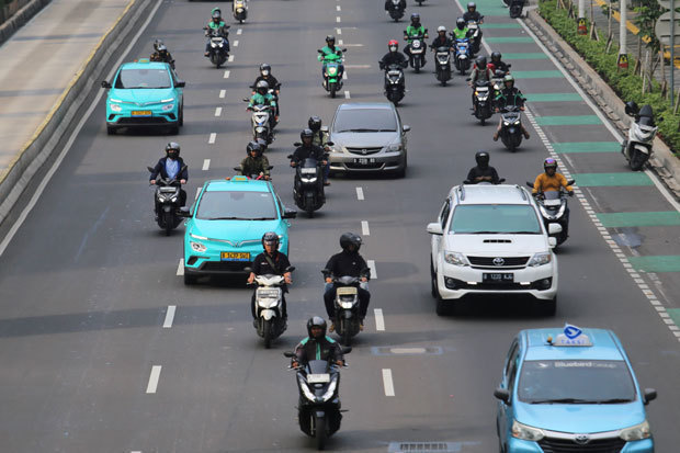 通勤時間帯のジャカルタの道路。越ビングループのＥＶタクシーやバイク配車サービスも多い＝６月、インドネシア（ＮＮＡ撮影）