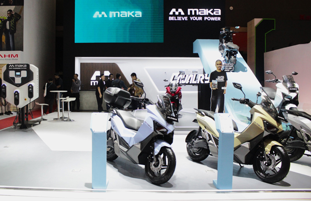 「インドネシア国際モーターショー（ＩＩＭＳ）2025」での電動バイクの展示ブース＝２月、ジャカルタ特別州（ＮＮＡ撮影）